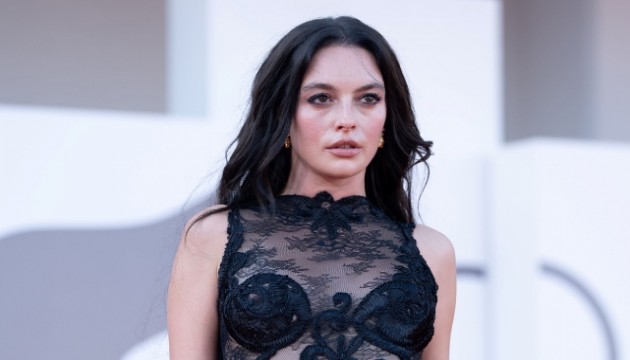 Melis Sezen şıklığıyla göz kamaştırdı